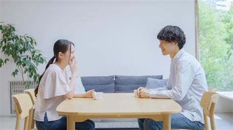 目が合ってニコッ|目が合う男女の心理｜視線を逸らさない.笑う...これは脈アリ